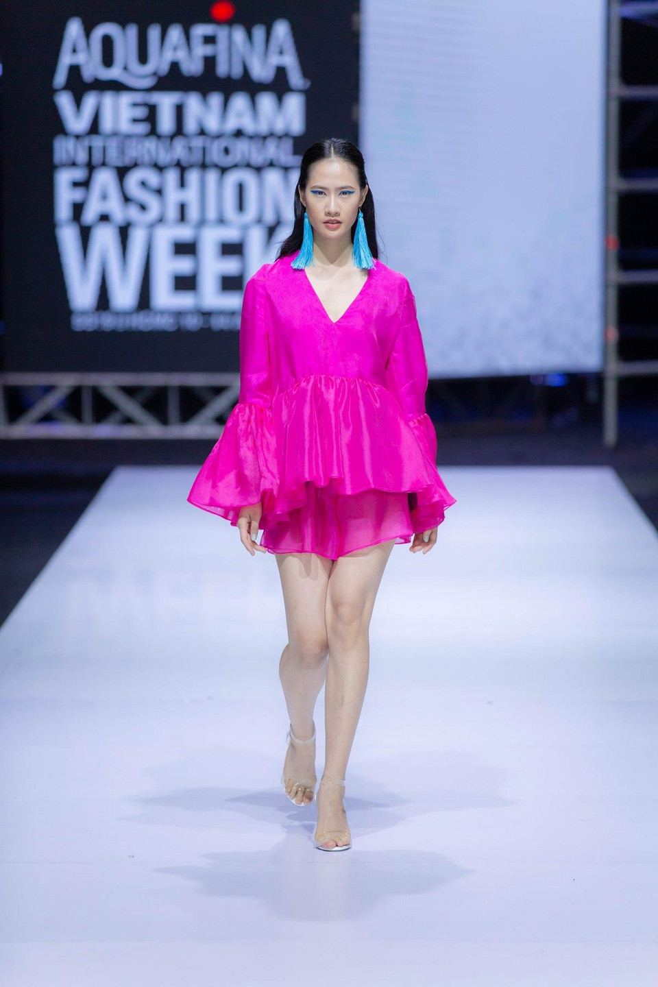  Giao thoa giữa ranh giới mỏng manh và gợi cảm, ‘người đàn bà nhung lụa’ Hà Linh Thư một lần nữa chứng tỏ sự am hiểu về phụ nữ và đặt trọn trái tim mình vào những thiết kế tôn vinh phái đẹp. (Ảnh: CTV)