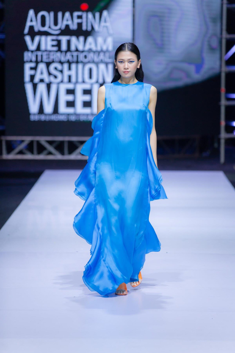 Từng đường cắt xẻ táo bạo hay những chi tiết bèo nhún bay bổng đến cách lồng ghép vào đó từng cánh hoa, cánh bướm… đều được sáng tạo để tôn vinh những vẻ đẹp mang đậm ‘tinh thần Hà Linh Thư.’ (Ảnh: CTV)