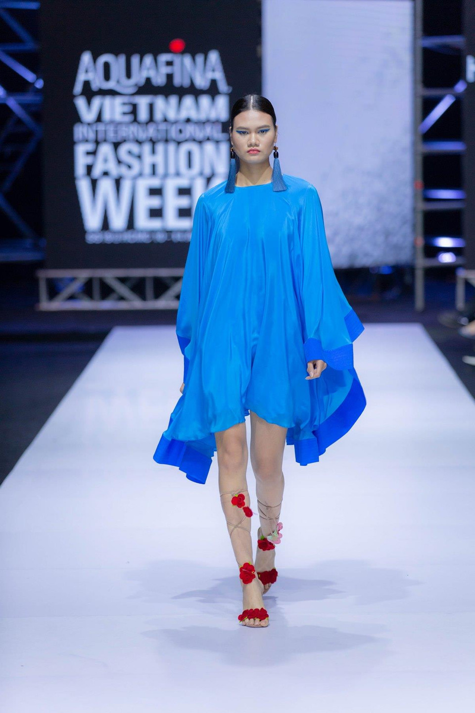 Nét tinh tế trong lựa chọn các tông màu nóng, đậm và rực rỡ như hồng fuchsia, vàng tươi, xanh lá, xanh cô-ban… cũng là điểm nhấn đặc sắc của bộ sưu tập. (Ảnh: CTV)