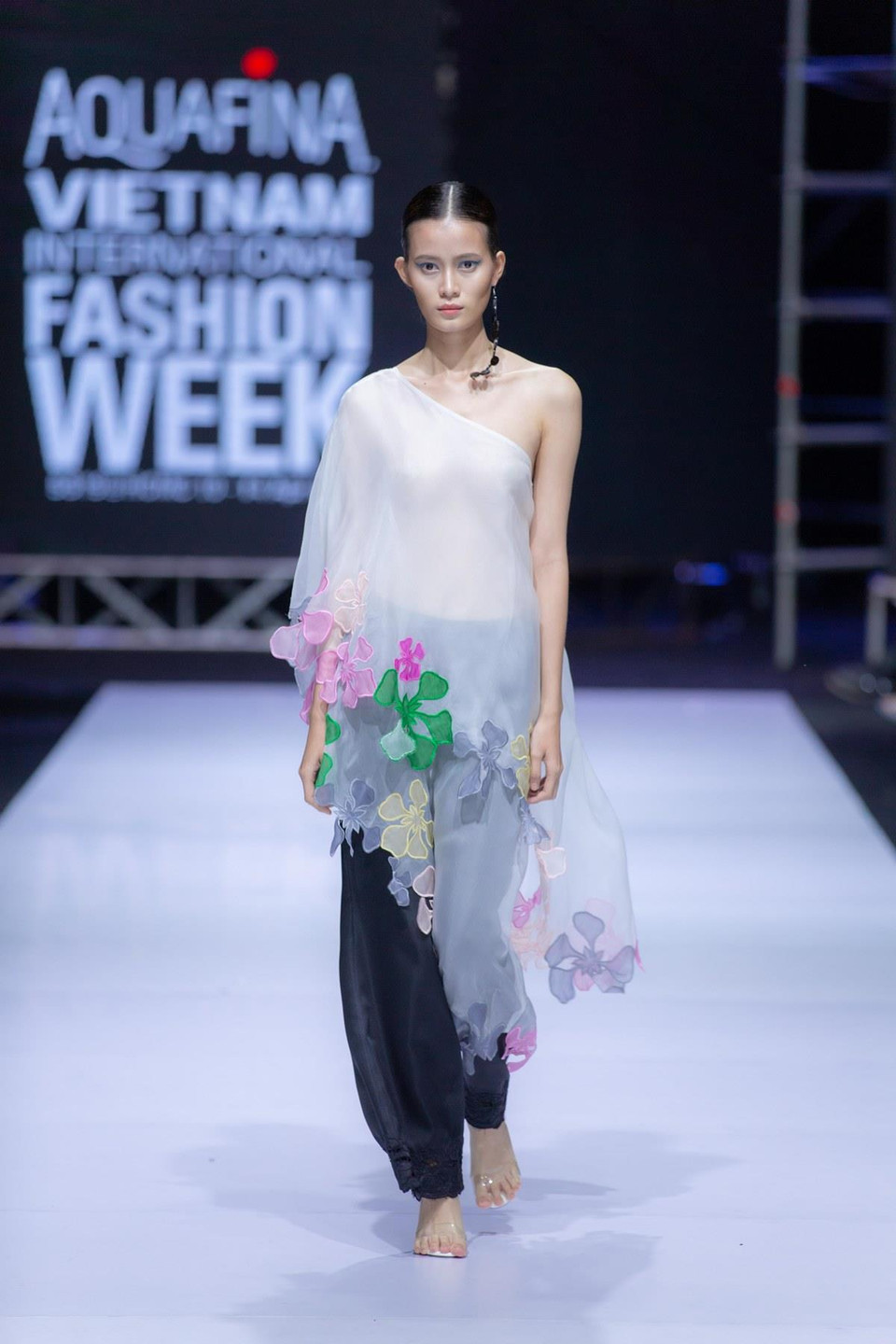 Hầu hết các bộ sưu tập của nhà thiết kế Hà Linh Thư đều khắc họa nổi bật hình tượng người đàn bà đẹp, quyến rũ, gợi tình nhưng vẫn vô cùng kín đáo, thế nên ‘Phượng’ cũng không phải ngoại lệ. (Ảnh: CTV)