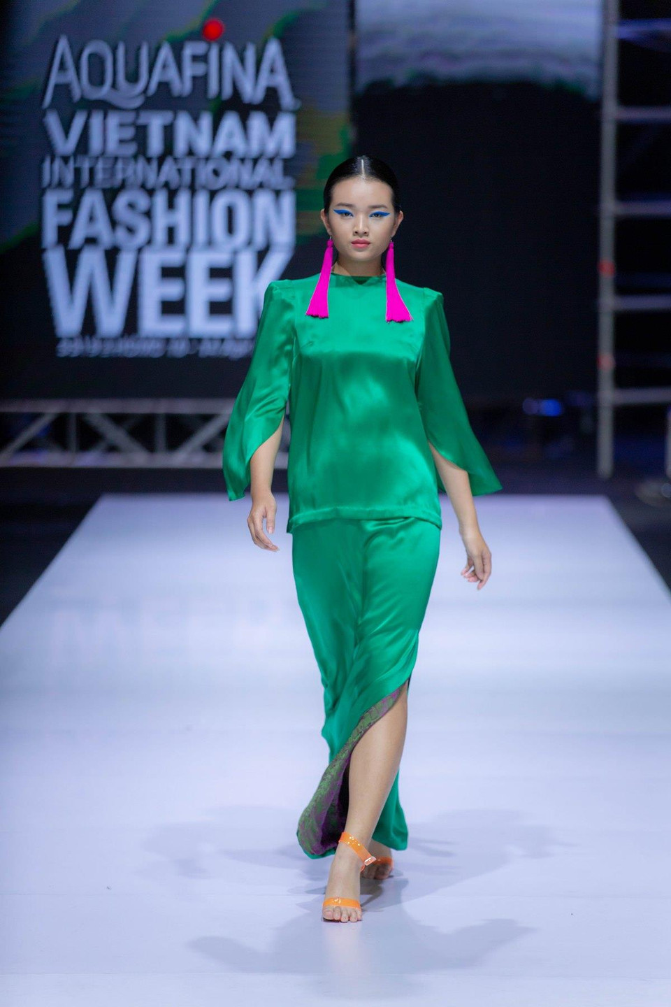  Không chỉ thế, qua từng đường viền gợi cảm của các mẫu trang phục, vẻ đẹp bí ẩn của người phụ nữ đã được Hà Linh Thư tôn vinh trọn vẹn. (Ảnh: CTV)