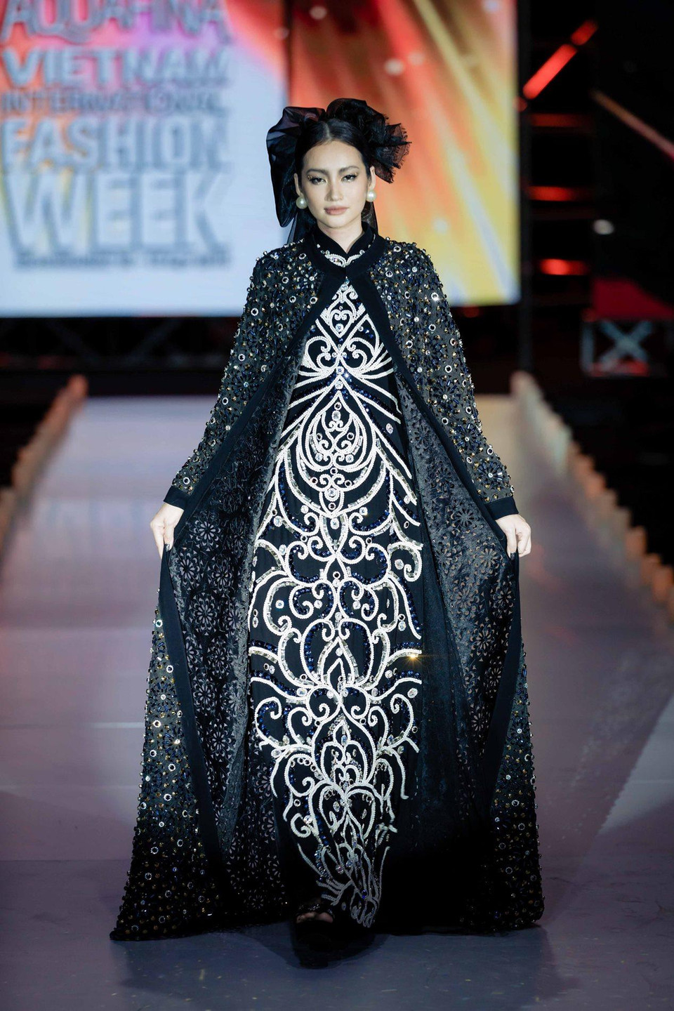 Đảm nhận vai trò vedette, Hoa hậu Trương Tri Trúc Diễm đã không làm phụ lòng người hâm mộ khi trình diễn bộ áo dài cách điệu lộng lẫy cùng vẻ yêu kiều nữ tính đã tôn vinh hình ảnh người phụ nữ Việt Nam đẹp nền nã, mặn mà và sang trọng. (Ảnh: CTV)