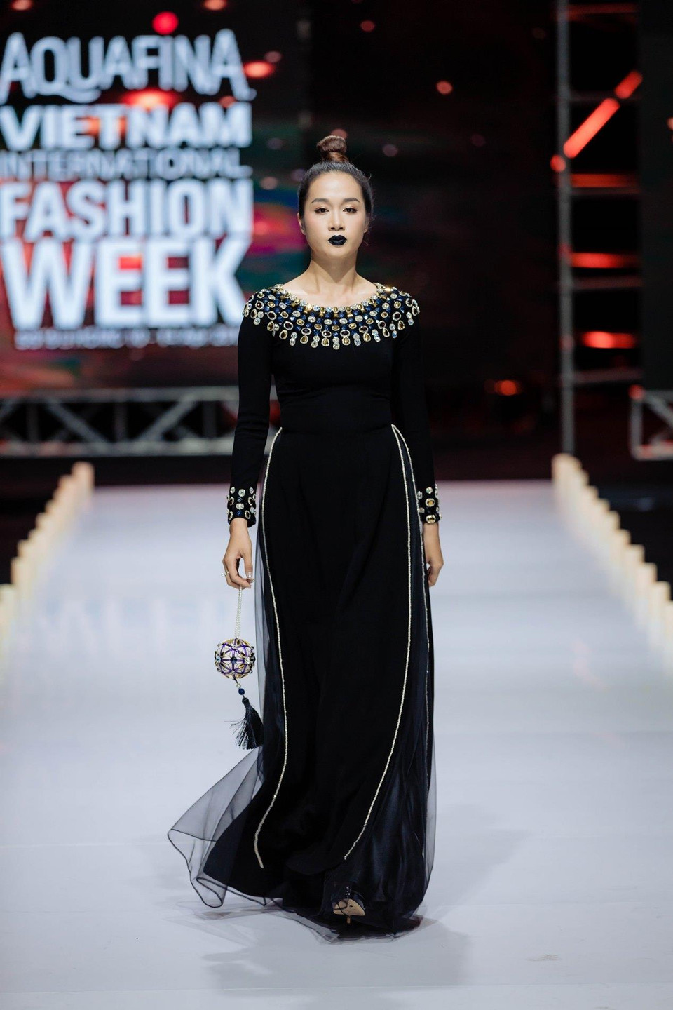 Cuộc đổ bộ của tính ‘Kim’ vào các thiết kế áo dài là sự xen kẽ giữa tính ứng dụng cao dành cho các quý bà ở độ tuổi trung niên và các thiết kế họa tiết đính đá đặc sắc dành cho các quý cô cao sang, quyền quý. (Ảnh: CTV)