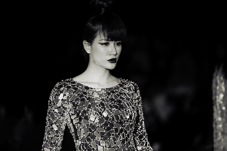 Đối với Minh Châu, người Mẹ vừa là những câu chuyện tuổi thơ đầy mơ mộng, vừa là tấm gương để noi theo. Tiếng gọi 'Mẹ' thường đi cùng niềm xúc động, nên những tà áo dài trong bộ sưu tập giống như lời nói thay Minh Châu và những ai đang còn Mẹ rằng: ‘Con yêu Mẹ.’ Đó là thông điệp ý nghĩa mà nhà thiết kế Minh Châu mang đến sàn diễn lần này. (Ảnh: CTV)