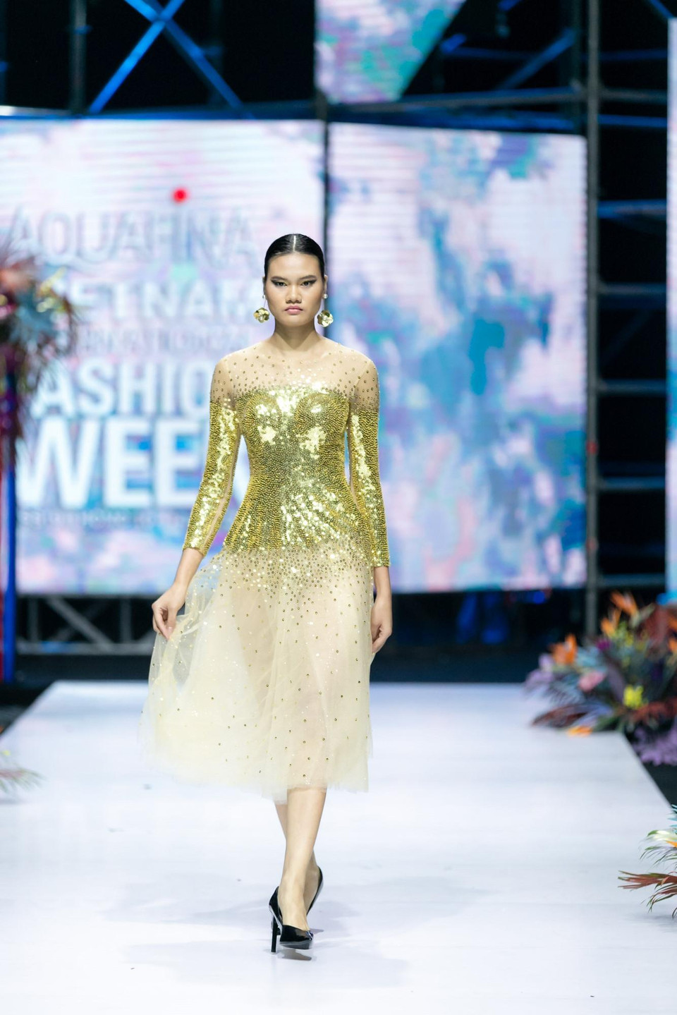 Thông qua câu chuyện mang thông điệp tuổi trẻ ý nghĩa, hơn 35 bộ trang phục với những đường nét cắt cúp tinh xảo cùng sắc màu đa dạng từ tông nóng như đỏ thẫm, vàng ánh kim, hồng đậm... đến gam lạnh như xanh, đen… đã được trình làng. (Ảnh: CTV)