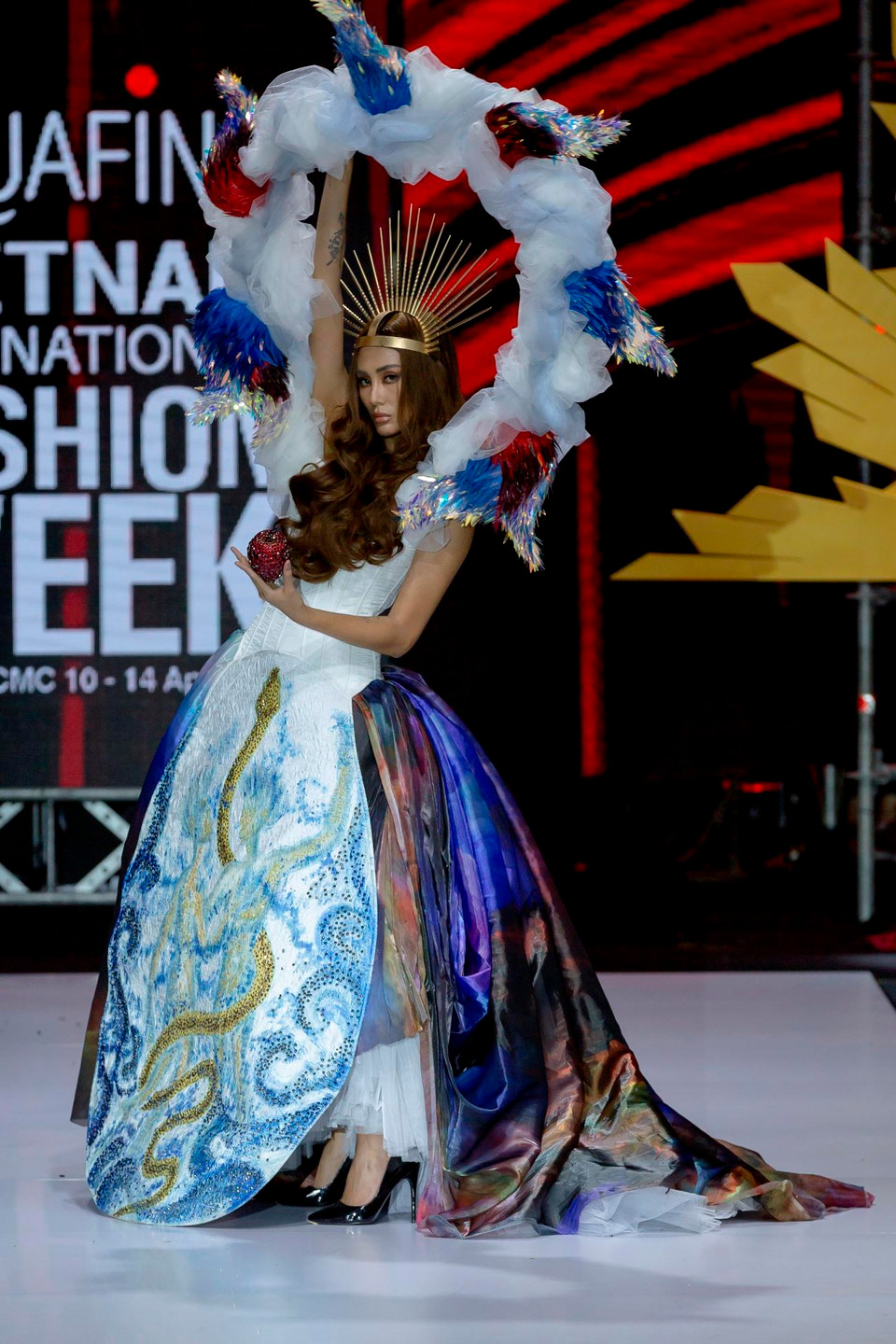  Điểm nhấn của thiết kế này là chiếc vòng kết hoa được kết nối với phần cúp ngực, tạo nên tổng thể vô cùng độc đáo. Nguyễn Tiến Truyển đã chạm đến ranh giới giữa tôn giáo và nghệ thuật thông qua ngôn ngữ thời trang táo bạo của mình. (Ảnh: CTV)