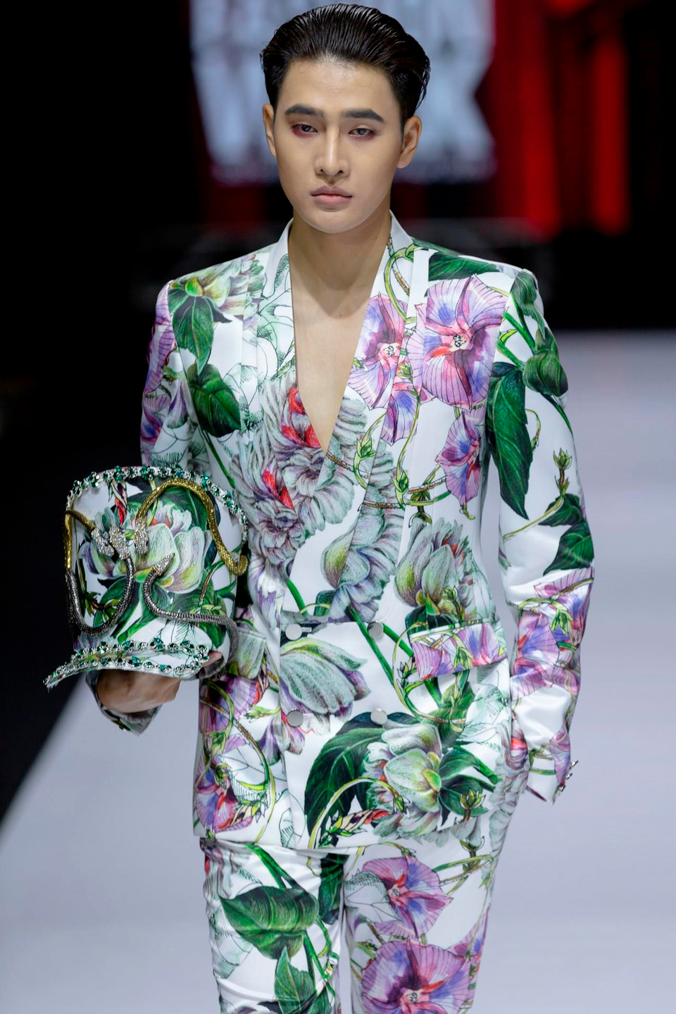  Với tài năng thiết kế của mình, Nguyễn Tiến Truyển đã 'phù phép' cho trang phục vest công sở thường ngày vốn cứng cáp, tẻ nhạt trở nên thời thượng, bắt mắt hơn. (Ảnh: CTV)