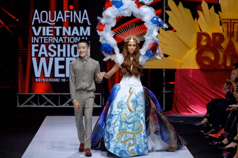 Tái ngộ với giới mộ điệu tại Tuần lễ Thời trang quốc tế Việt Nam Xuân Hè 2019 thông qua bộ sưu tập ‘The Drama Queen,’ Nguyễn Tiến Truyển tiếp tục mang đến nhiều bất ngờ vì sự sáng tạo của mình. (Ảnh: CTV)