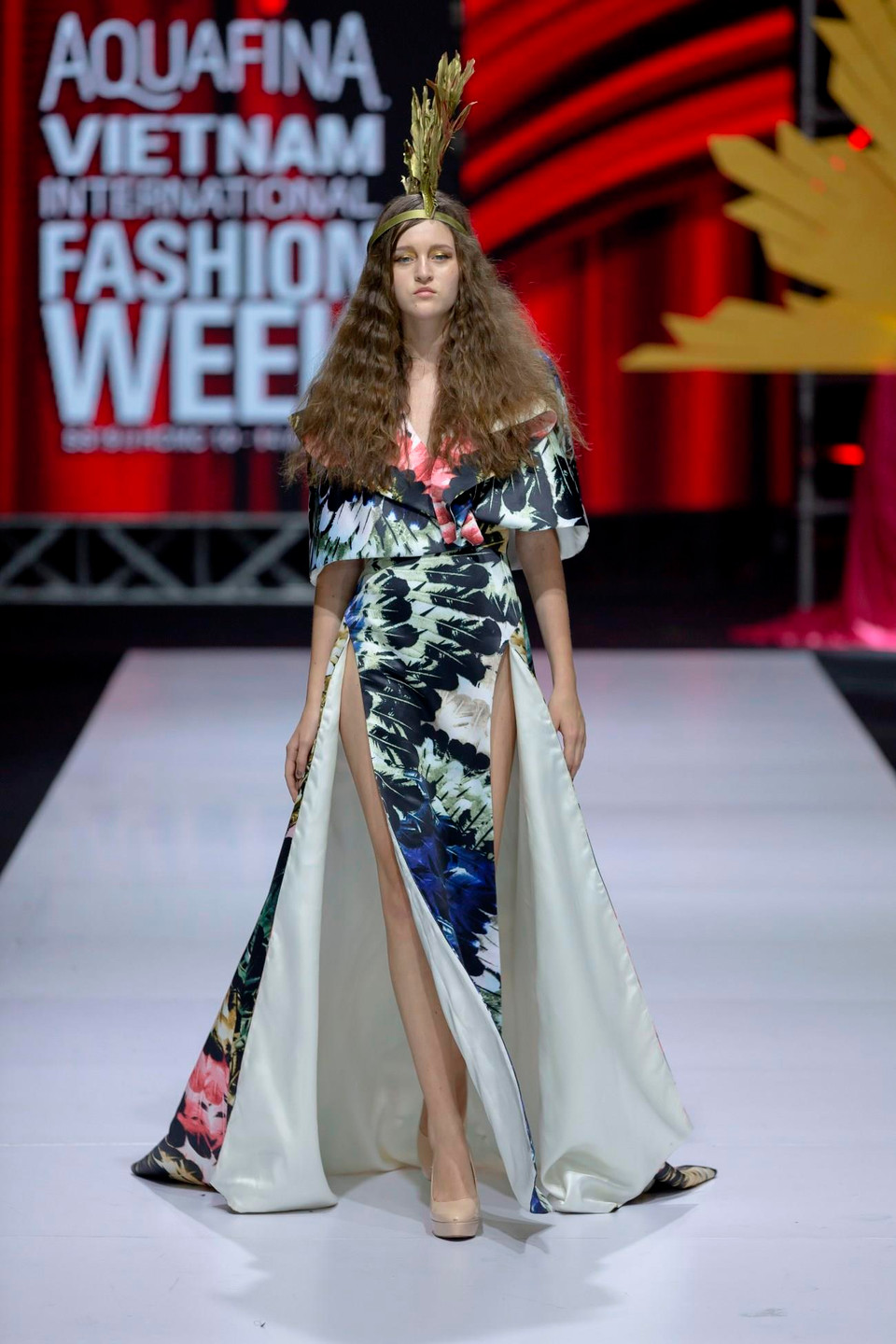 Có lúc, những thiết kế đầm dạ hội sẽ được tô màu tươi sáng, rực rỡ như vàng, đỏ nhưng cũng có khi lại trở về với nét đẹp rùng rợn, kỳ bí bởi tông đen. (Ảnh: CTV)