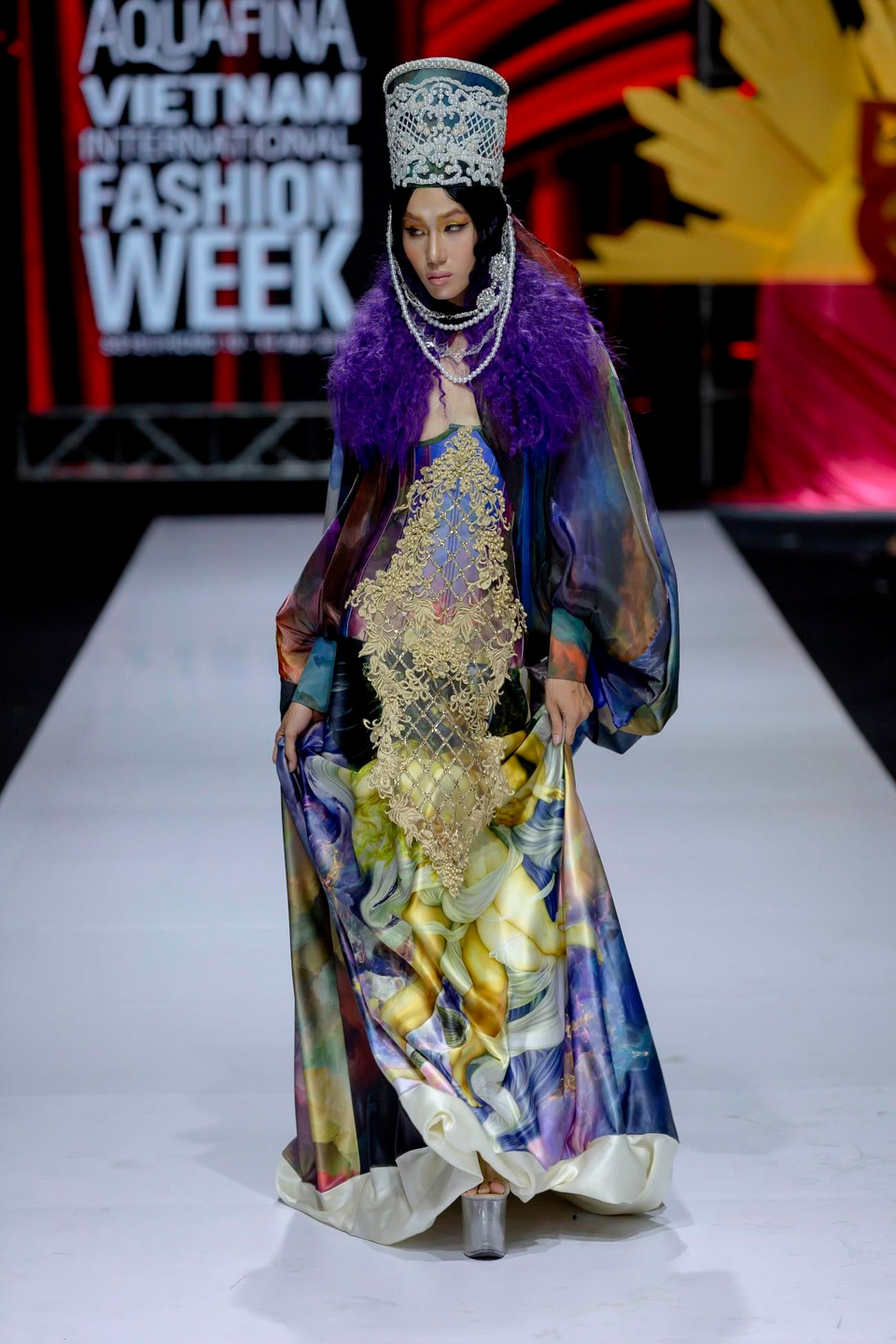 Những chi tiết này được hư cấu theo hướng nghệ thuật xen lẫn tính chất tôn giáo và đậm 'cái tôi' của nhà thiết kế trẻ. (Ảnh: CTV)