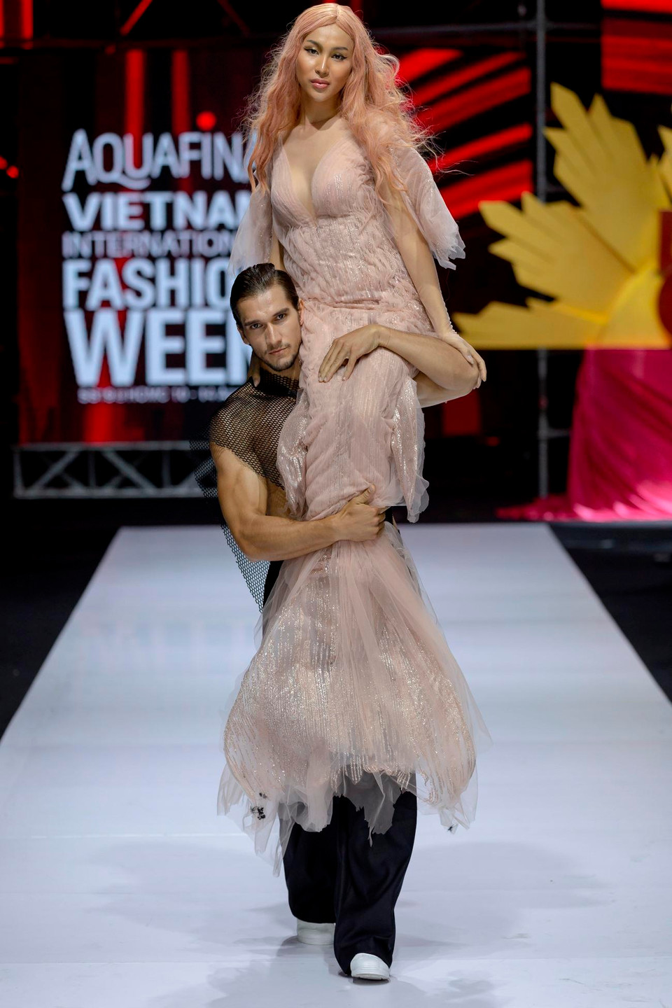 Tràn ngập trên sàn diễn là những thiết kế bất đối xứng về chất liệu, phom dáng, những mẫu váy xòe bồng bềnh hay những bộ bodysuit lấp lánh xen kẽ, cùng kể nên câu chuyện thời trang huyền bí của Nguyễn Tiến Truyển. (Ảnh: CTV)
