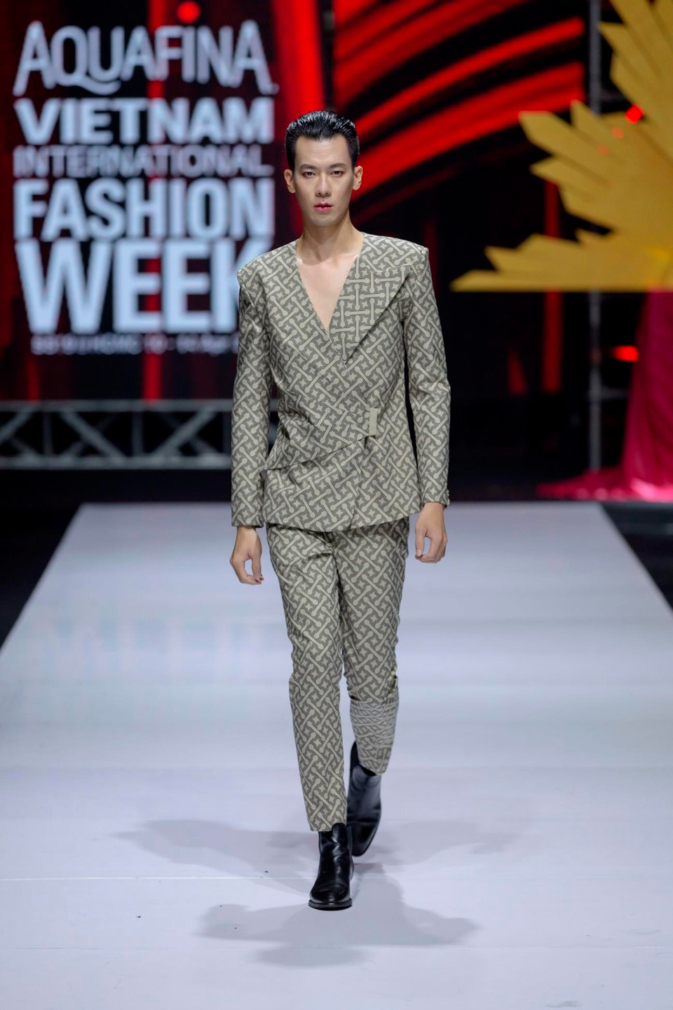 Có thể nói, đến với 'The Drama Queen' của Nguyễn Tiến Truyển, người hâm mộ thời trang như lạc bước vào cuộc chơi đa sắc màu. (Ảnh: CTV)