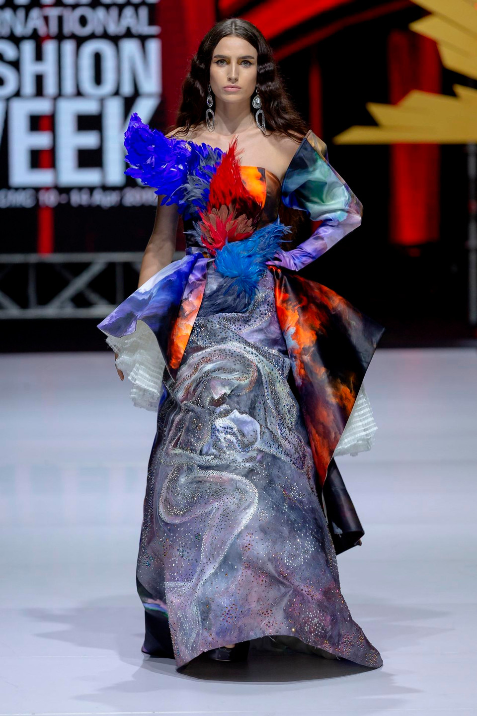 Xuyên suốt bộ sưu tập là những bộ cánh lộng lẫy được khai thác từ những tác phẩm nghệ thuật, tranh sơn dầu mang câu chuyện về thuở khai sinh ra nhân loại. (Ảnh: CTV)