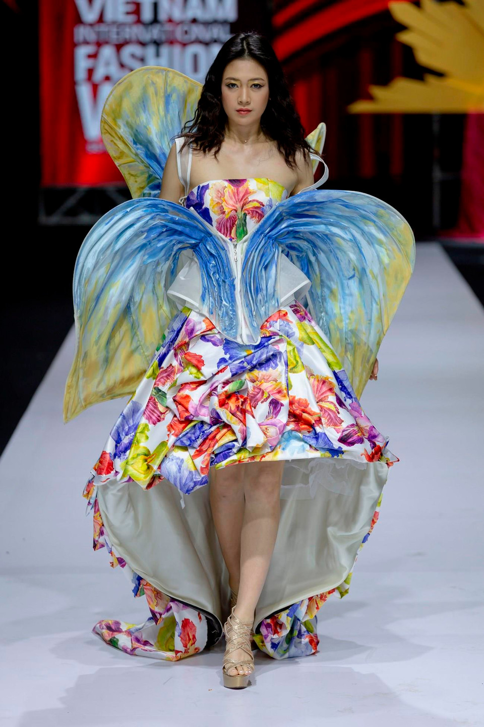 Chia sẻ về sự ra đời của bộ sưu tập, Tiến truyển cho biết chính cảm hứng từ tình yêu thuở khai sinh ra nhân loại của Eva-Adam, trong không gian vườn địa đàng vừa lãng mạn vừa huyền bí đã giúp cậu sáng tạo ra hơn 20 thiết kế ấn tượng. (Ảnh: CTV)