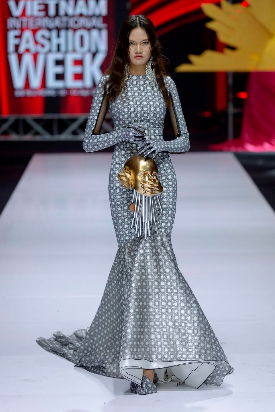 Bên cạnh đó, Nguyễn Tiến Truyển cũng không ngần ngại đầu tư phụ kiện thích hợp. Từ những chiếc mũ được kết từ lông vũ có kích thước 'khủng' đến vương miện của nữ thần hay túi xách có hình dáng thủ cấp cực kỳ độc đáo. (Ảnh: CTV)