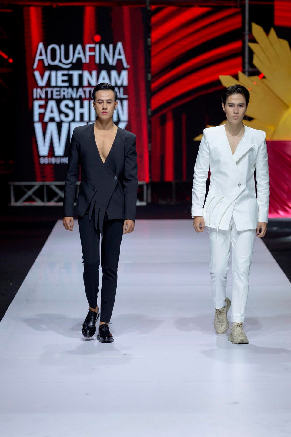 Nếu phái đẹp trong bộ sưu tập của Nguyễn Tiến Truyển đều toát lên vẻ đẹp quyền lực, mạnh mẽ trong các thiết kế cầu kỳ thì trang phục cho nam lại đầy tính ứng dụng, đơn giản nhưng không thiếu điểm nhấn. (Ảnh: CTV)