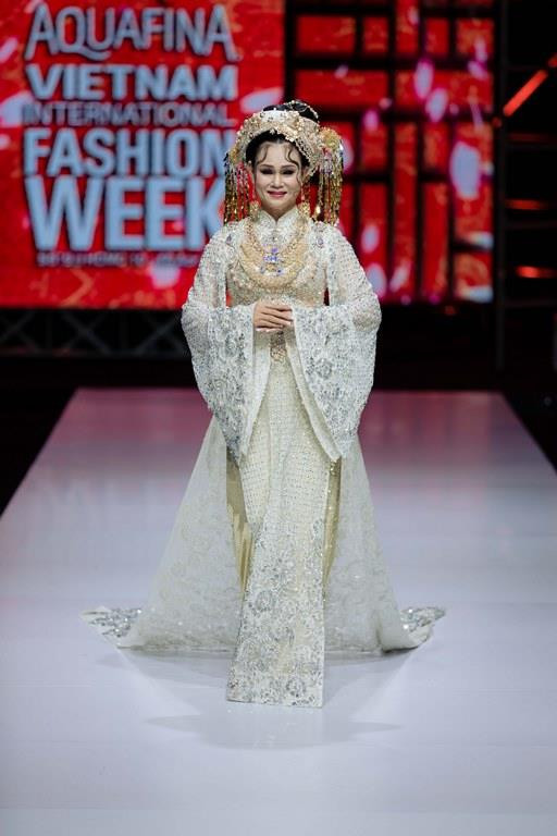 Lựa chọn cái tên 'Trâm anh thế phiệt,' nhà thiết kế Lê Long Dũng gợi lên niềm tự hào cho trang phục áo dài – di sản văn hóa của dân tộc. Tuy nhiên, vẻ đẹp truyền thống của tà áo dài được nhà thiết kế làm mới theo hướng thời trang hơn, vương giả hơn mà vẫn giữ được hồn cốt. (Ảnh: CTV)