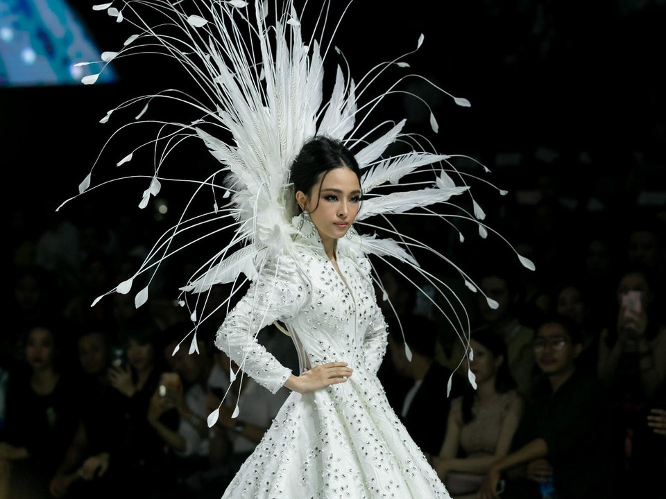 Nhà thiết kế Đức Vincie đã mang tới cho người yêu thời trang ‘bữa tiệc thịnh soạn’ với những thiết ấn tượng, sang trọng. Tất cả các yếu tố về người mẫu, trang phục lấp lánh đậm màu thời trang cao cấp với vải sequin, lông vũ… đã làm nên một show diễn ấn tượng. (Ảnh: CTV)