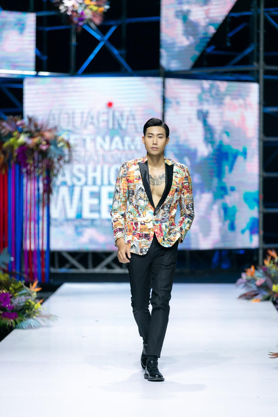 Bên cạnh trang phục dành cho phái đẹp, Đức Vincie cũng giới thiệu đến nam giới những thiết kế độc đáo. (Ảnh: CTV)