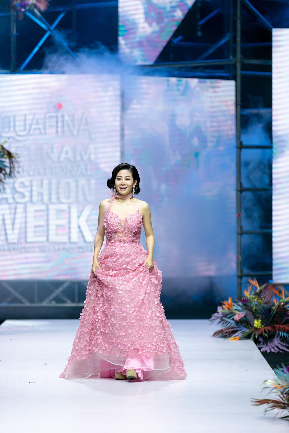 Diễn viên Mai Phương với câu chuyện đời tư đầy xúc động của mình đã mở màn bộ sưu tập mang thông điệp về một tuổi trẻ đầy ý nghĩa. Thiết kế đầm công chúa tông hồng ngọt ngào được kết thủ công hàng trăm cánh hoa lấp lánh. (Ảnh: CTV)