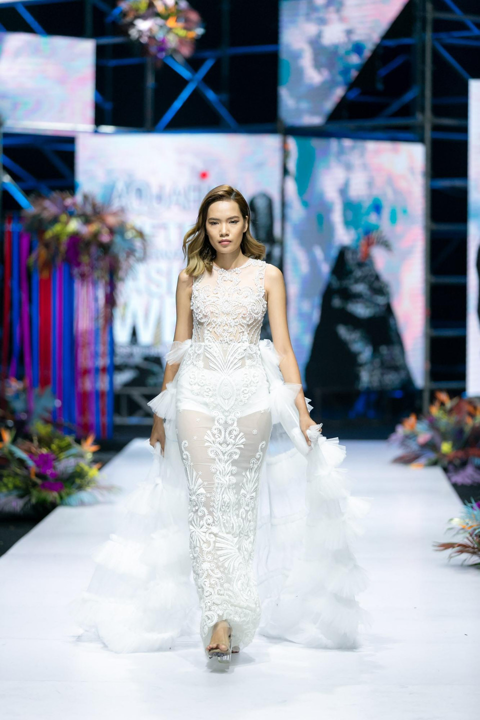 Ngoài ra, chất liệu lông vũ mềm mại hay vải tuyn mỏng manh cũng được sử dụng để tạo nên sự bay bổng cho các mẫu váy tiệc tùng. (Ảnh: CTV)