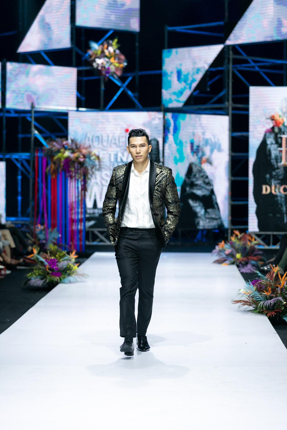 Vẫn là những món đồ cơ bản của trang phục phái mạnh như suit, áo vest đuôi tôm, áo sơmi... nhưng Đức Vincie đã thêm vào đó nét đẳng cấp bằng chất liệu vải cao cấp, họa tiết độc đáo cùng những đường cắt may hiện đại. (Ảnh: CTV)