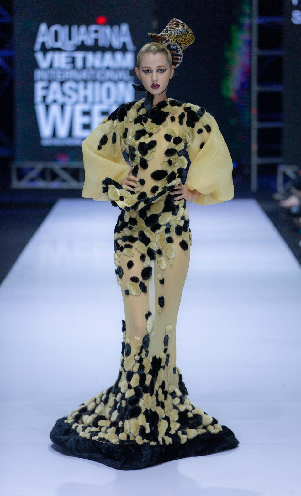 Thổi hồn trang phục bằng lăng kính đậm dấu ấn vị nghệ thuật, nhà thiết kế Singapore không chỉ bám sát nguồn cảm hứng Hollywood mà còn mang đến những sáng tạo cách tân. Pha trộn giữa cổ điển và hiện đại, chất liệu xuyên thấu hay cầu vai tua rua phóng đại mang phong cách punk thập niên 80 được khéo léo lồng ghép trên những chiếc đầm được đính kết tinh thể hoa pha lê. (Ảnh: CTV)