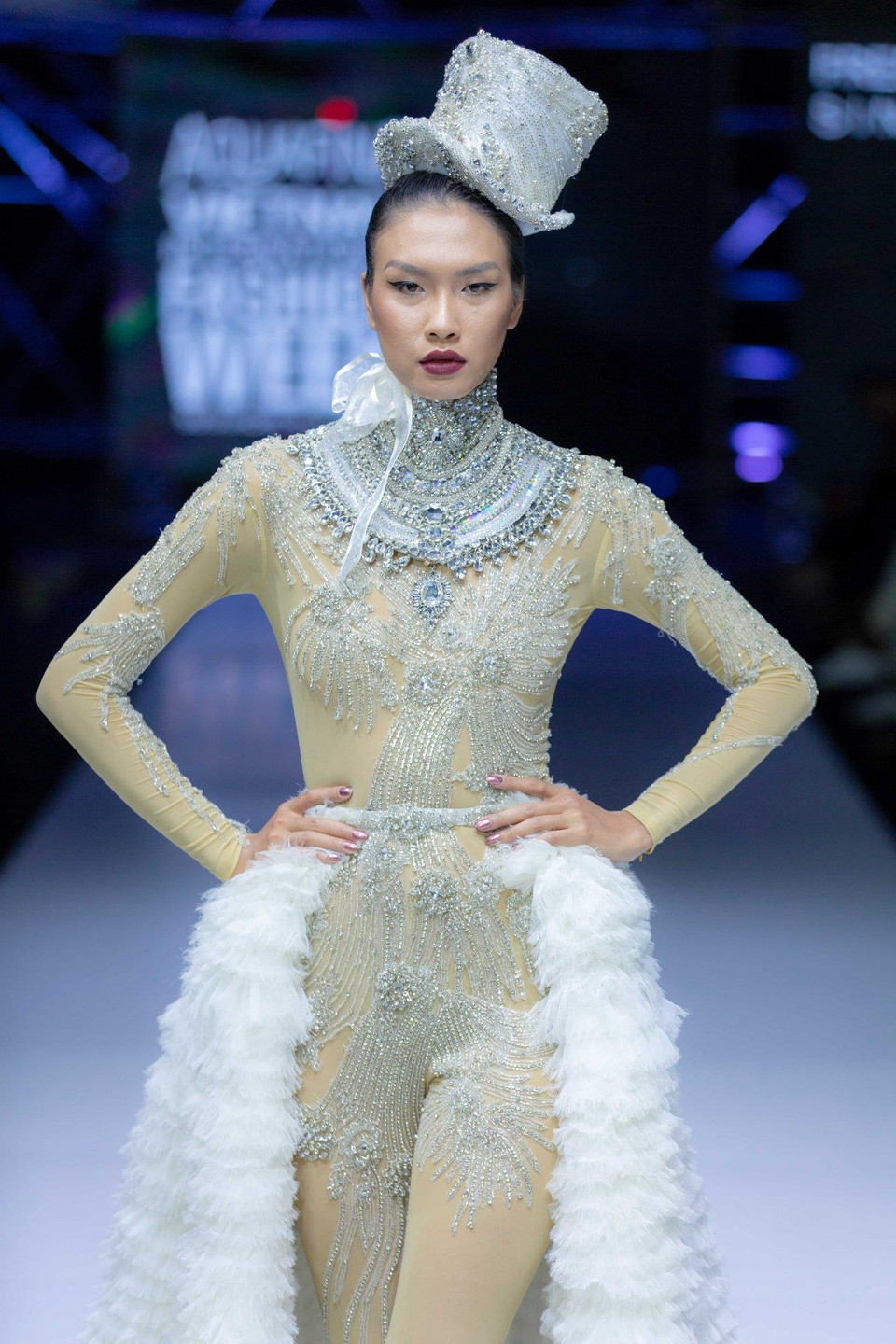 Quán quân Next Top Model Nguyễn Oanh là người mẫu vinh dự diện thiết kế bắt mắt và hoành tráng này, khép lại show diễn của tài năng đến từ Singapore. (Ảnh: CTV)