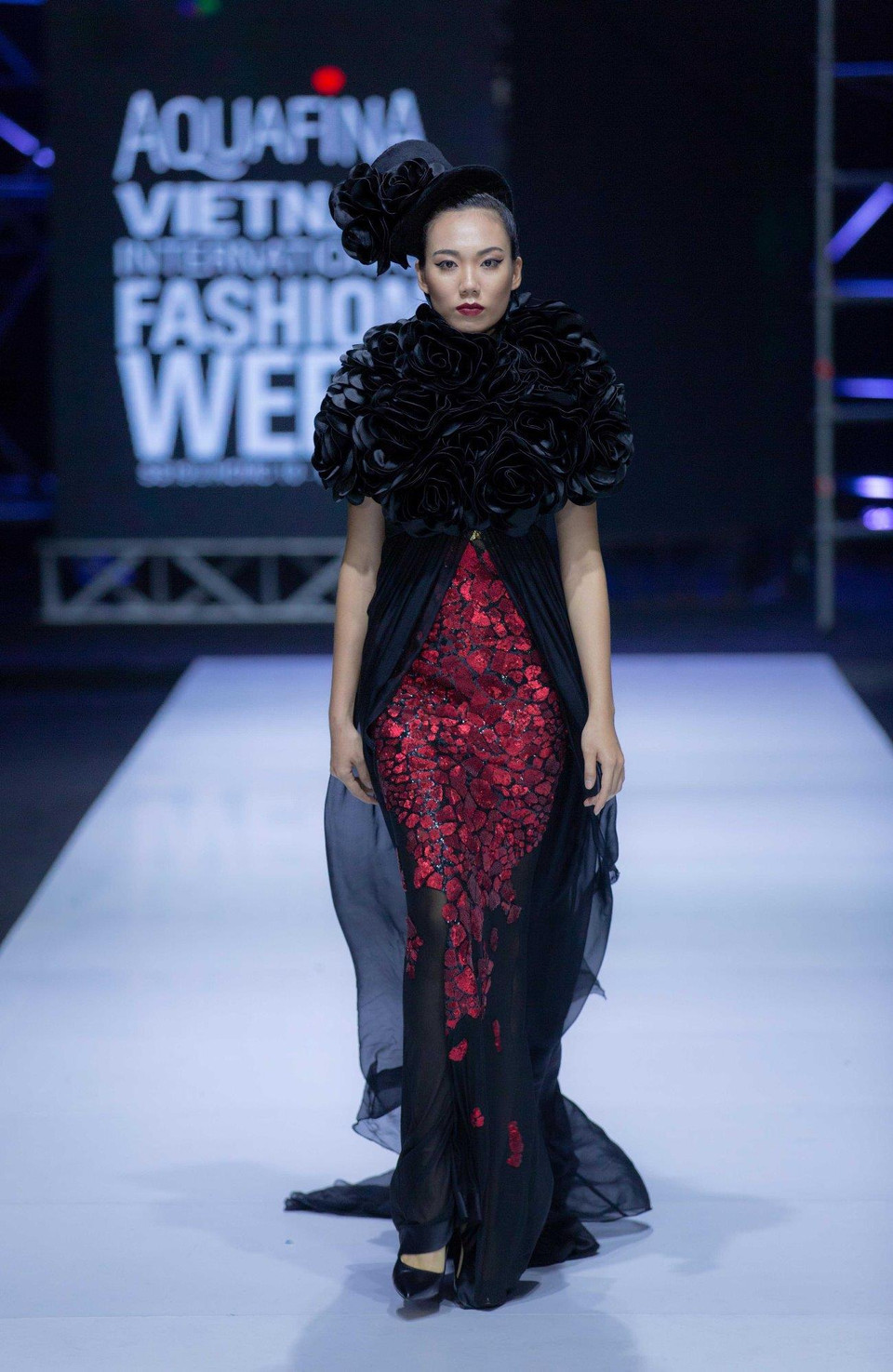 Bước sáng thập niên 1930, những chiếc đầm áp dụng kỹ thuật bias-cut là xu hướng “thống trị.” Vì vậy, giới mộ điệu có thể tìm thấy nét tương đồng nơi những chiếc váy đuôi cá hay váy xẻ tà được chế tác từ các chất liệu mềm mại mang phom dáng rũ. (Ảnh: CTV)