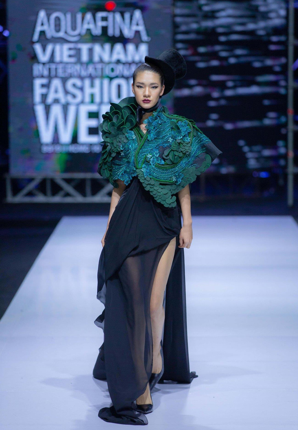 Trải dải từ sắc vàng ánh kim, đỏ tươi, đen cho đến xanh cổ vịt và xanh cô-ban, 'cha đẻ của Couture Singapore' đã khiến những người yêu thời trang hoàn toàn choáng ngợp trước bức tranh hoa lệ và phù phiếm. (Ảnh: CTV)