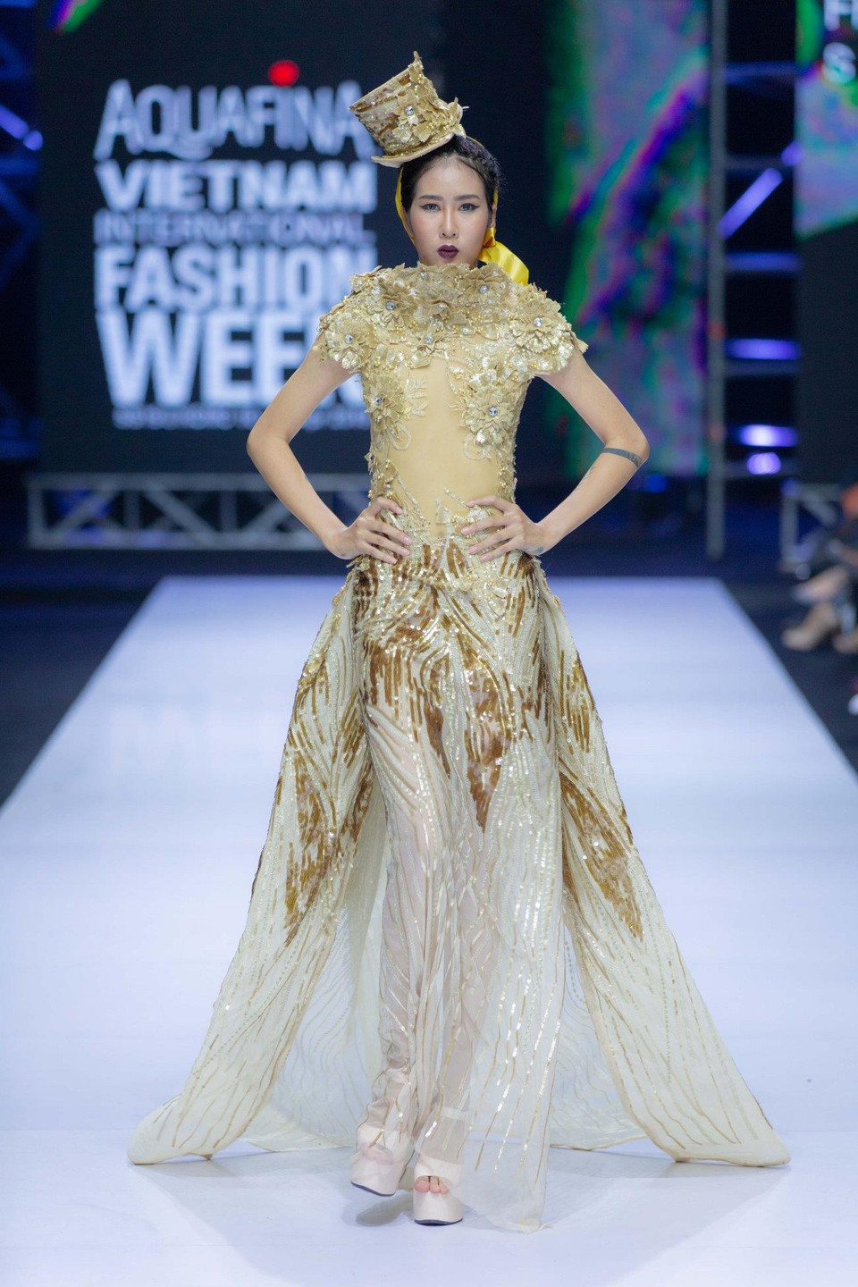 Dưới bàn tay ma thuật của nhà thiết kế Singapore, không gian Nhà thi đấu Nguyễn Du được cảm hứng lãng mạn đầy hoài niệm bao phủ khi các thước phim đen trắng về loạt minh tinh Marilyn Monroe, Audrey Hepburn và Dita Von Teese xuất hiện trên màn ảnh. (Ảnh: CTV)