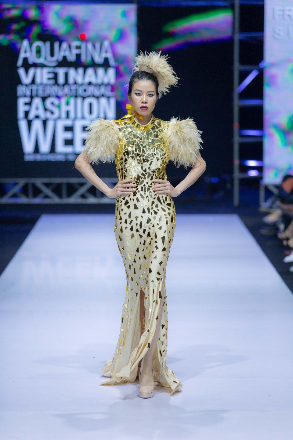 Không cầu kỳ và phức tạp hóa bối cảnh, sàn diễn của Fredereck Lee gây ấn tượng bằng vẻ tối giản, tập trung vào chiều sâu, ánh sáng đường băng cùng hiệu ứng hình ảnh mang nhiều lát cắt từ những tác phẩm điện ảnh kinh điển. (Ảnh: CTV)