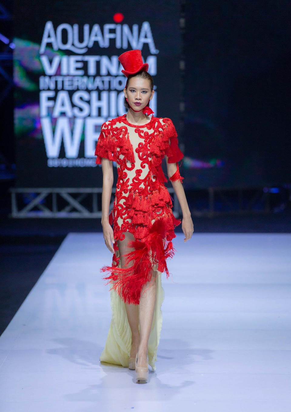 Giữa không gian được những nốt nhạc dồn dập lấp đầy, Frederick Lee khai thác góc nhìn quyến rũ hòa với nét hoài cổ và đương đại nơi phái đẹp. (Ảnh: CTV)