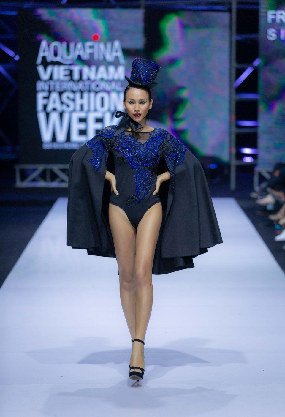 Len lỏi giữa các thiết kế nhất quán, Frederick Lee phả một chút hơi thở đương đại trong chiếc bodysuit quyến rũ mô phỏng hình ảnh bikini từng “làm mưa làm gió” những năm 1940. (Ảnh: CTV)