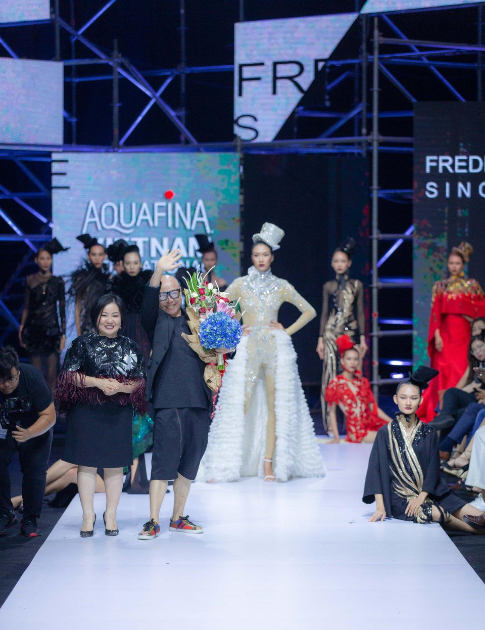 Giàu tính tạo hình và đậm chất duy mỹ, bộ sưu tập lấy cảm hứng từ thời kỳ hoàng kim Hollywood của nhà thiết kế Frederick Lee đã hoàn toàn chinh phục giới mộ điệu trong nước. (Ảnh: CTV)