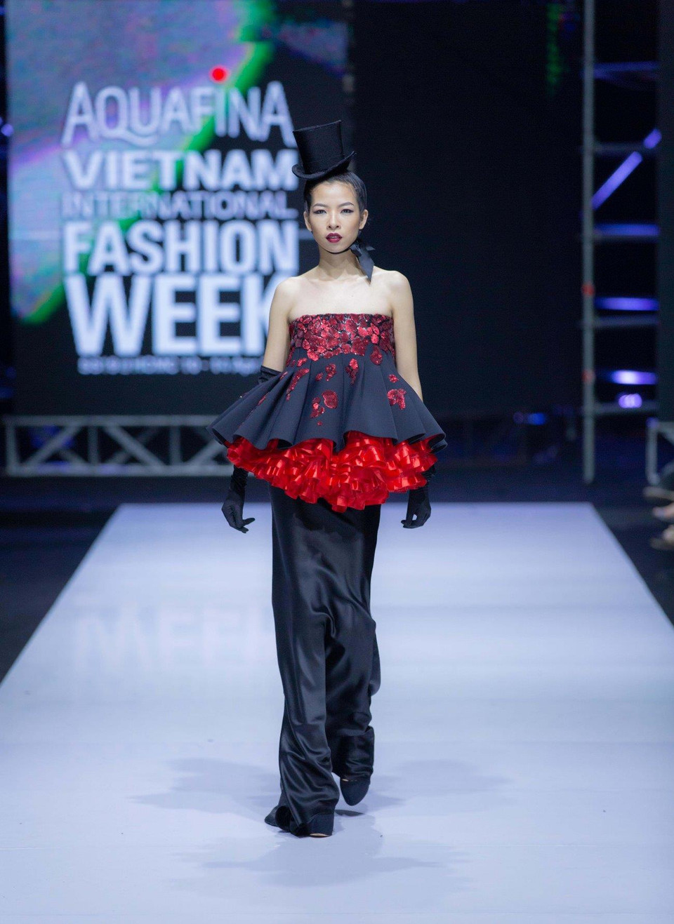 Bên cạnh đó, phom dáng cấu trúc phi định hình cùng chi tiết tùng váy xếp tầng càng mở rộng trường nghĩa thời trang của Fredereck Lee về giấc mơ phù hoa nước Mỹ. (Ảnh: CTV)