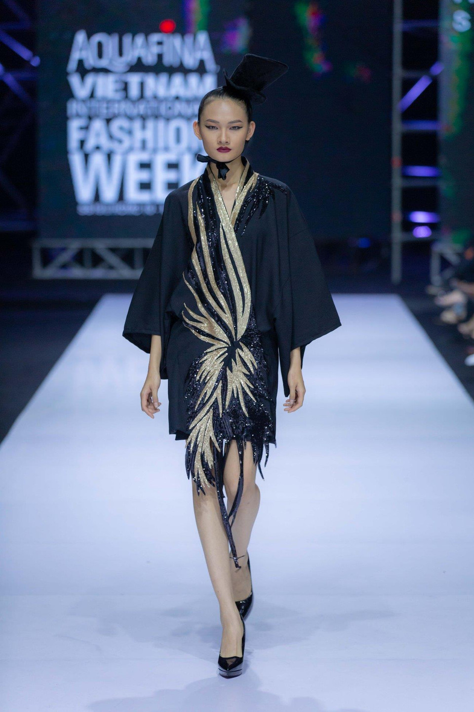 Cộng hưởng cùng lối trang điểm sắc sảo đậm chất điện ảnh, tổng thể sáng tạo của Frederick Lee còn đến từ cách lựa chọn bảng màu đầy tinh tế. (Ảnh: CTV)