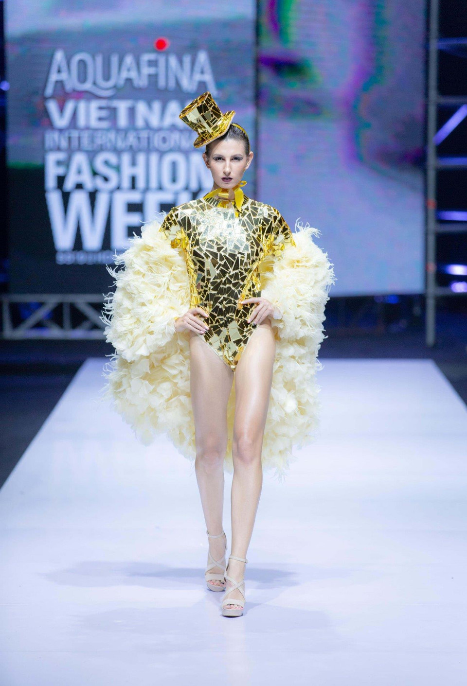 Vốn nổi tiếng với những ý tưởng đậm chất “quái kiệt” và vượt ngoài sức tưởng tượng, nhà thiết kế Frederick Lee luôn biết cách khiến người thưởng lãm đi từ bất ngờ này sang bất ngờ khác mỗi khi bước sang mùa mốt mới. (Ảnh: CTV)