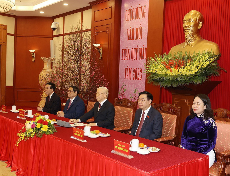 Tổng Bí thư Nguyễn Phú Trọng cùng các lãnh đạo Đảng, Nhà nước dự chúc Tết. (Ảnh: Trí Dũng/TTXVN)