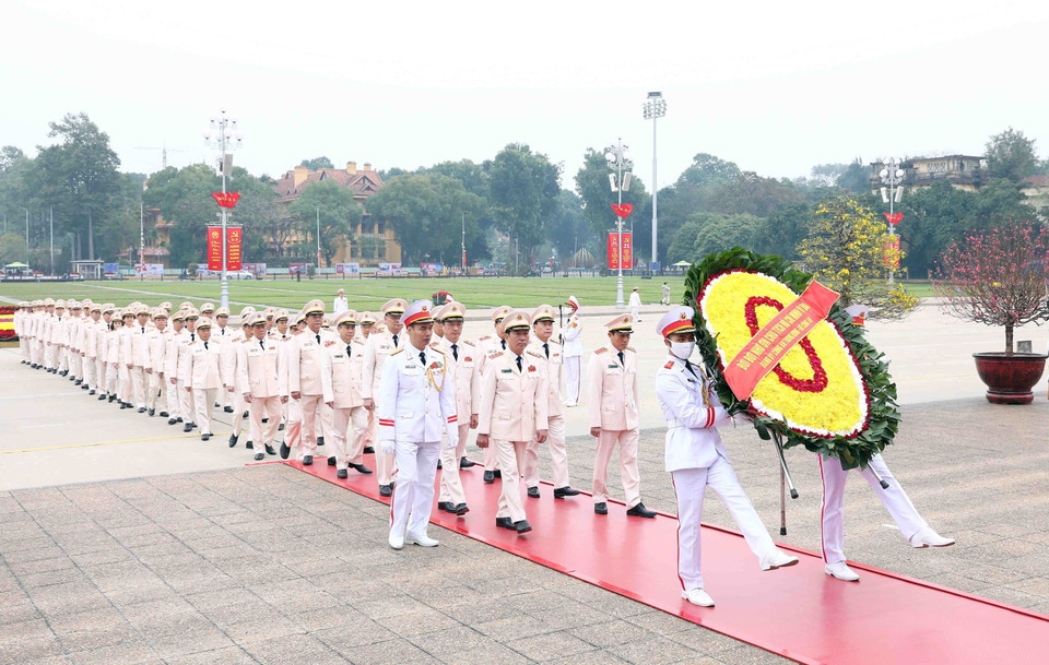 Đoàn đại biểu Đảng ủy Công an Trung ương-Bộ Công an đến đặt vòng hoa và vào Lăng viếng Chủ tịch Hồ Chí Minh. (Ảnh: Phạm Kiên/TTXVN)
