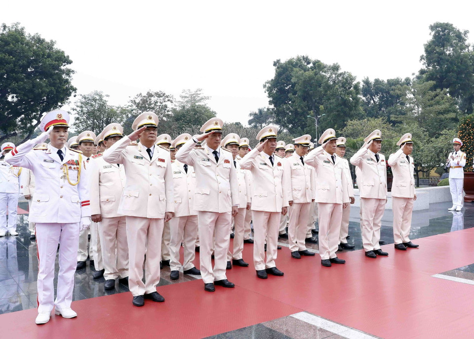 Đoàn đại biểu Đảng ủy Công an Trung ương và Bộ Công an tưởng niệm các Anh hùng liệt sỹ. (Ảnh: An Đăng/TTXVN)