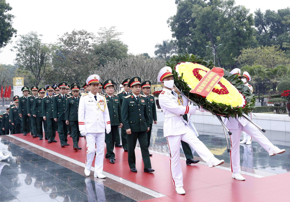 Đoàn đại biểu Quân ủy Trung ương-Bộ Quốc phòng đặt vòng hoa tưởng niệm các Anh hùng liệt sỹ. (Ảnh: An Đăng/TTXVN)