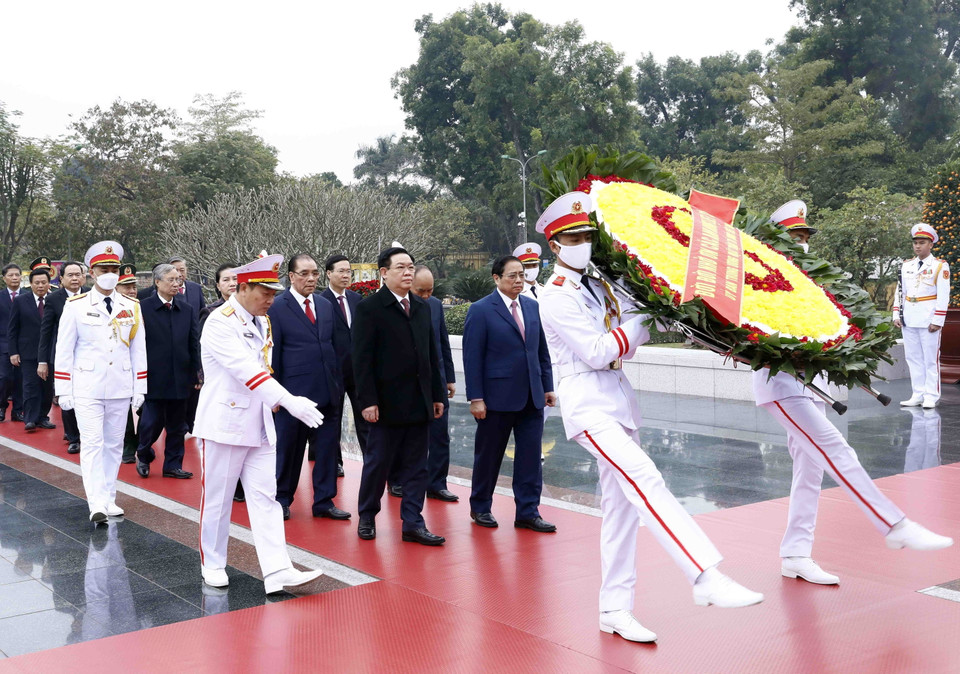 Lãnh đạo Đảng, Nhà nước dâng hương tưởng niệm các Anh hùng liệt sỹ. (Ảnh: An Đăng/TTXVN)