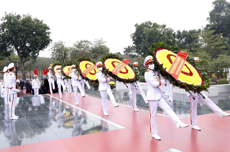 Sáng 18/1, Đoàn đại biểu lãnh đạo, nguyên lãnh đạo Đảng, Nhà nước, Ủy ban Trung ương Mặt trận Tổ quốc Việt Nam cùng đại diện các bộ, ban, ngành Trung ương và thành phố Hà Nội đến đặt vòng hoa và dâng hương tại Đài tưởng niệm các Anh hùng liệt sỹ, đường Bắc Sơn, Ba Đình, Hà Nội. (Ảnh: An Đăng/TTXVN)