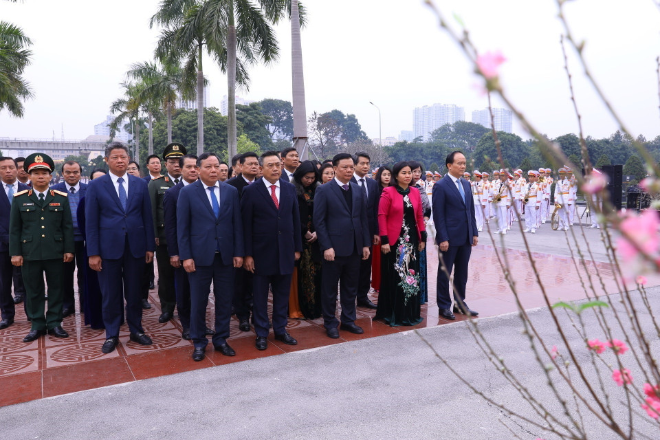 Đoàn đại biểu Thành ủy, HĐND, UBND, Ủy ban MTTQ Việt Nam thành phố Hà Nội tưởng nhớ các vị tiền bối cách mạng và các Anh hùng liệt sỹ. (Ảnh: Văn Điệp/TTXVN)