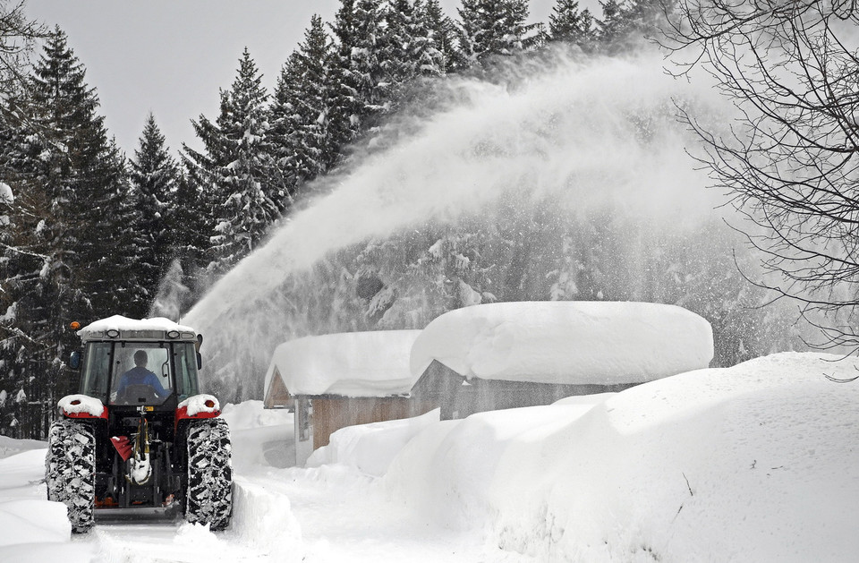 Xe cào tuyết khai thông tuyến đường ở Ramsau am Dachstein, Áo, ngày 8/1/2019. (Ảnh: AFP/TTXVN)
