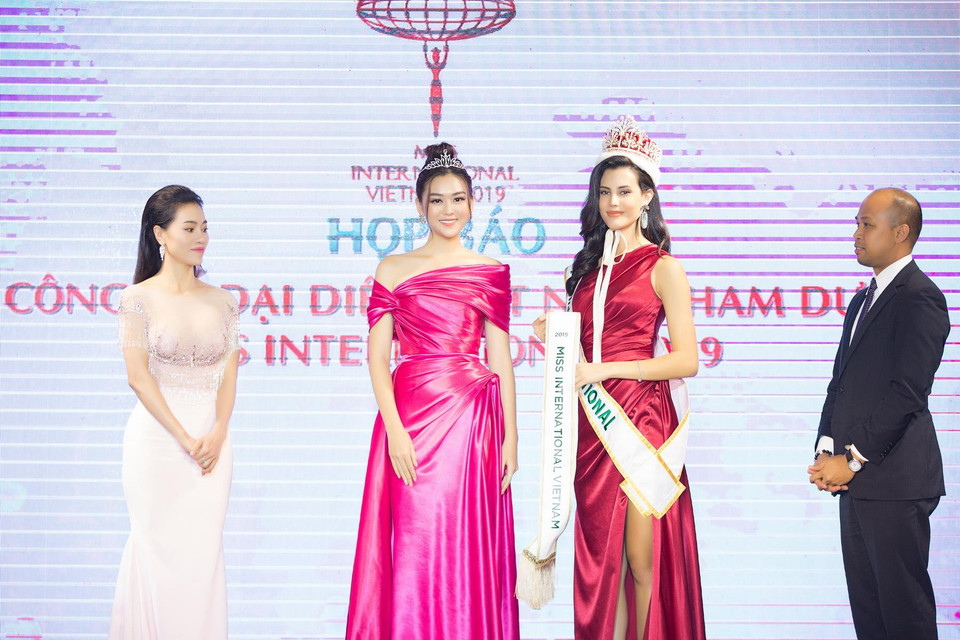 Đương kim Hoa hậu Quốc tế 2018 Mariem Velazco trao dải băng tham dự Miss International 2019 cho Á hậu Nguyễn Tường San, đại diện nhan sắc Việt Nam tại cuộc thi này. (Ảnh: BTC)