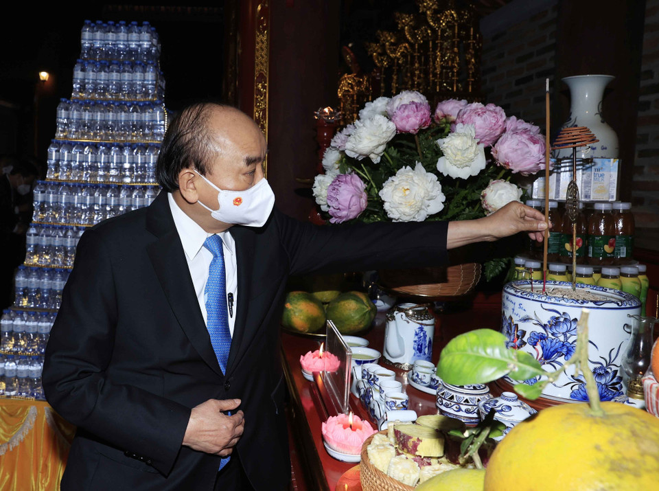 Chủ tịch nước Nguyễn Xuân Phúc dâng hương, hoa tại Đền Trung Sơn - Đền thờ gia tiên Chủ tịch Hồ Chí Minh. (Ảnh: Thống Nhất/TTXVN)