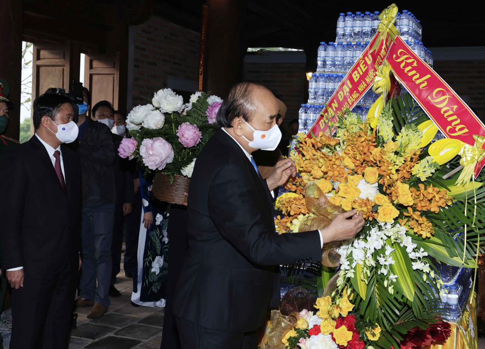 Chủ tịch nước Nguyễn Xuân Phúc cùng các lãnh đạo, nguyên Đảng, Nhà nước dự Lễ kỷ niệm 60 năm ngày Bác Hồ về thăm quê hương lần thứ 2 (1961-2021) và khánh thành Nhà tưởng niệm Chủ tịch Hồ Chí Minh. (Ảnh: Thống Nhất/TTXVN)