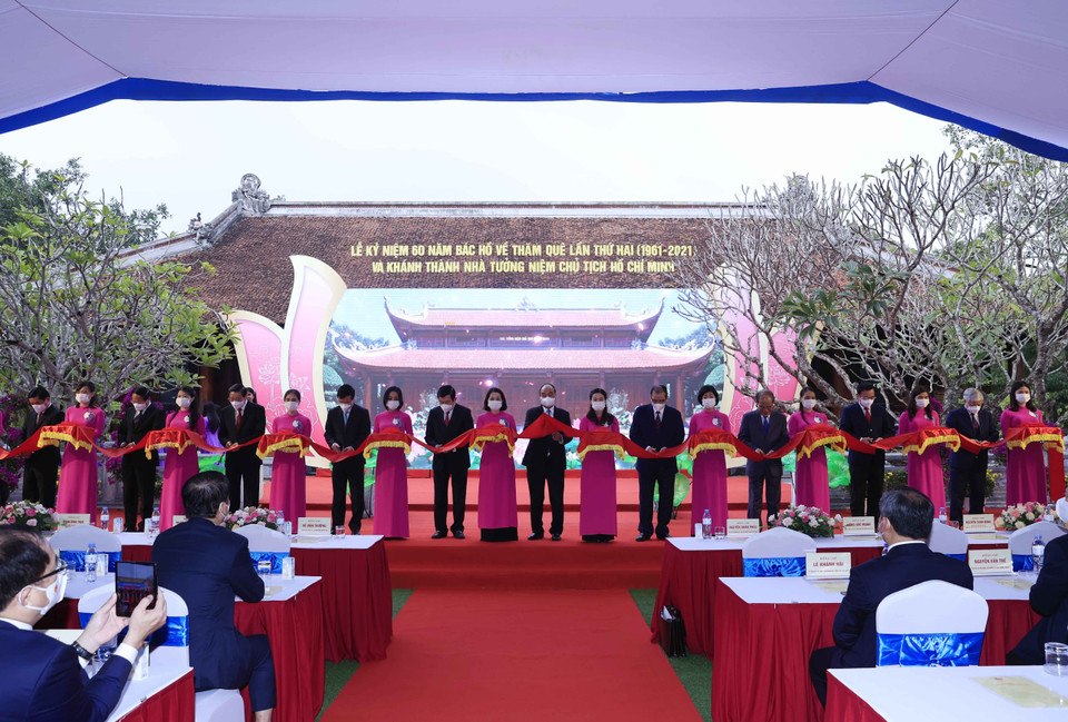 Chủ tịch nước Nguyễn Xuân Phúc và các đại biểu cắt băng khánh thành Nhà tưởng niệm Chủ tịch Hồ Chí Minh. (Ảnh: Thống Nhất/TTXVN)